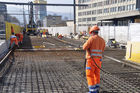 Transit-Achse Zürichs. Construction workers restoring the Hardbridge, Zürichs most important north-south-transit highway