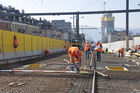 Bauarbeiter sanieren die Zürcher Hardbrücke, die wichtigste und meistberfahrene Nord-Süd-Transit-Achse Zürichs. Construction workers restoring the Hardbridge, Zürichs most important north-south-transit highway