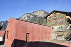 Beton-Monolith im Bauern-Dorf: Das Ateliertheater Bardill  in Scharans, Domledschg. Lino Bardills Beton-Monolith in the swiss farmer village Scharans