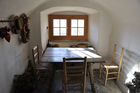 Einfache aber stilechte Inneneinrichtung eines historischen Bündner Bauernhauses in Scharans, Domleschg.