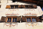 Fassadenmalereien eines historischen Bündner Bauernhauses in Scharans, Domleschg