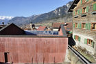 Beton-Monolith im Bauern-Dorf: Das Ateliertheater Bardill  in Scharans, Domledschg. Lino Bardills Beton-Monolith in the swiss farmer village Scharans
