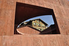 Beton-Monolith im Bauern-Dorf: Das Ateliertheater Bardill  in Scharans, Domledschg. Lino Bardills Beton-Monolith in the swiss farmer village Scharans