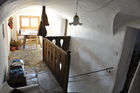 Stilleben: Schlichte und stilechte Inneneinrichtung eines historischen Bündner Bauernhauses in Scharans, Domleschg