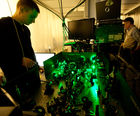 (C)fotodienst/Anna Rauchenberger -  Wien, am 16.03.2010 – Die Technische Universität (TU) Wien ist als Österreichs einzige Universität offizielle Partnerin der US-Initiative 'Laserfest' und feiert mit dem 'TU-Laserfest' das 50-Jahr-Jubiläum der Erfindung des Lasers. FOTO: Forscher mit einem Laseraufbau