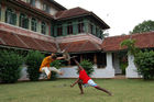 Kalari, die uralte indische Kampfkunst wird auch von den Therapeuten (und manchmal auch von den Gästen) jeden Tag eine Stunde lang vor den Behandlungen geübt. 
The ancient Kalari fighter tradition is still living and the therappists from the Ayurvedic healing Palace Kalari Kovilakom in Kerala are training every day in the morning 