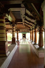 Der Durchgang zwischen den Maharadscha-Palast-Flügeln im Kalari Kovilakom in Kerala, das eines der führenden Ayurveda-Center mit nur 12 Suiten beherrbergt. 