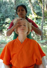 So eine Ayurveda-Behandlung mit entspannender Kopfmassage in der Duke's Forest Lodge in Kerala ist eine wahre Wohltat für Körper, Geist und Seele