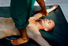 Ayurveda-Fussmassage im Nikkis Nest in Kerala, Ayurvedic-footmassage at Nikkis Nest in Kerala