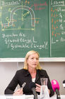 (c) fotodienst / Anna Rauchenberger - Wien, am 25.02.2010 - Das Angebot an qualifizierten Fachkräften ist für Österreich ein wesentlicher Standortfaktor. Jugend am Werk und die Kapsch Gruppe eröffen eine neue Lehrwerkstätte in der Wiener Gutheil-Schoder-Gasse. Hier werden rund 130 überbetriebliche Lehrplätze zur Verfügung gestellt. Die Kapsch Gruppe bildet hier ihre 60 betriebseigenen Lehrlinge aus sowie weitere 260 Jugendliche im Rahmen von Aufträgen des AMS Wien und Kooperationen mit anderen Ausbildungsstätten. FOTO: Inge Friehs, Stv. Geschäftsführerin AMS Wien