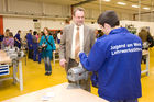 (c) fotodienst / Anna Rauchenberger - Wien, am 25.02.2010 - Das Angebot an qualifizierten Fachkräften ist für Österreich ein wesentlicher Standortfaktor. Jugend am Werk und die Kapsch Gruppe eröffen eine neue Lehrwerkstätte in der Wiener Gutheil-Schoder-Gasse. Hier werden rund 130 überbetriebliche Lehrplätze zur Verfügung gestellt. Die Kapsch Gruppe bildet hier ihre 60 betriebseigenen Lehrlinge aus sowie weitere 260 Jugendliche im Rahmen von Aufträgen des AMS Wien und Kooperationen mit anderen Ausbildungsstätten. FOTO: Walter Schaffraneck, Geschäftsführer Jugend am Werk mit einem Lehrling