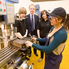 (c) fotodienst / Anna Rauchenberger - Wien, am 25.02.2010 - Das Angebot an qualifizierten Fachkräften ist für Österreich ein wesentlicher Standortfaktor. Jugend am Werk und die Kapsch Gruppe eröffen eine neue Lehrwerkstätte in der Wiener Gutheil-Schoder-Gasse. Hier werden rund 130 überbetriebliche Lehrplätze zur Verfügung gestellt. Die Kapsch Gruppe bildet hier ihre 60 betriebseigenen Lehrlinge aus sowie weitere 260 Jugendliche im Rahmen von Aufträgen des AMS Wien und Kooperationen mit anderen Ausbildungsstätten. FOTO: Georg Kapsch, Vorstand Kapsch Gruppe mit Lehrlingen