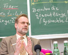 (c) fotodienst / Anna Rauchenberger - Wien, am 25.02.2010 - Das Angebot an qualifizierten Fachkräften ist für Österreich ein wesentlicher Standortfaktor. Jugend am Werk und die Kapsch Gruppe eröffen eine neue Lehrwerkstätte in der Wiener Gutheil-Schoder-Gasse. Hier werden rund 130 überbetriebliche Lehrplätze zur Verfügung gestellt. Die Kapsch Gruppe bildet hier ihre 60 betriebseigenen Lehrlinge aus sowie weitere 260 Jugendliche im Rahmen von Aufträgen des AMS Wien und Kooperationen mit anderen Ausbildungsstätten. FOTO: Walter Schaffraneck, Geschäftsführer Jugend am Werk