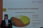 Frank Bumann, Zürich Tourismus Direktor zeigt die CO2-Kompensationsmöglichkeiten der Organisation auf.