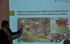 Frank Bumann, Zürich Tourismus Direktor nimmt von Myclimate CEO René Estermann das Zertifikat als erste klimaneutrale Schweizer Tourismusorganisation entgegen und zeigt, welches Projekt in Indien unterstützt wird.