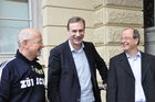 Der Zürcher FDP-Stadtratkandidat Urs Egger wird anlässlich der Lancierung der Volksaktie für das neue Fussballstadion flankiert von den beiden wichtigsten Stadtclub-Repräsentanten FCZ und GCZ