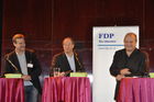 FDP Stadtratkandidat Urs Egger, CEO GCZ Urs Linsi und Nationalrat Philippo Leutenegger am FDP-Podium zur Lancierung der Volksaktie für das neue Fussballstadion.