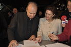 Die beiden FDP-Parlamentarier und Nationalräte Filippo Leutenegger und Doris Fiala unterzeichnen die Volksaktie für das neue Fussballstadion im Zürcher Kanzlei Zentrum.