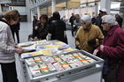 Besucher-Ansturm an der Fespo Ferienmesse in Zürich. Auch die Broschüren und Magazine sind sehr begehrt