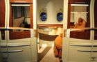 Ein Publikumsmagnet an der Fespo Ferienmesse in Zürich: Die Business-Class Sitzkonfiguration und Innenausstattung des Airbus A-380, der ab 28. März von Zürich nach Singapore fliegt. 