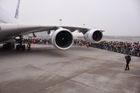 Der A380 verfügt über die grösstmögliche Passagierkapazität von bis zu 853 Passagieren (rein Economy-Klasse bestuhlt). Das sind fast doppelt so viele, wie in einem Jumbo Platz finden. Das maximale Startgewicht von 560 Tonnen, etwa das Gewicht von 100 Elefanten, setzt ebenso neue Massstäbe wie die enorme Spannweite von fast 80 Metern. Besonders deutlich zeigen sich die Dimensionen des A380 im Vergleich mit dem Boeing 747-400 «Jumbo» und dem grössten zweistrahligen Flugzeug der Welt, der Boeing 777-300ER.