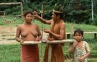 Yagua-Indio's am Amazonas im Dreiländereck, Kolumbien, Brasilien, Peru am Amazonas-River leben noch nach ihren ursprünglichen Lebensformen und Traditionen.