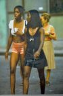 Prostituierte sind am Tag in Havannas Flanier- und Touristenmeile unterwegs auf Kundenfang