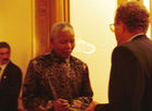 Friedensnobelpreisträger Nelson Mandela signiert, als neuer Präsident Südafrikas, im Dolder Hotel in Zürich vor der Schweizer Hochfinanz sein Buch. 