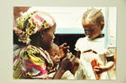 Schönheitspflege will früh geübt sein - auch im Senegal. 