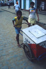 Brasilianischer Straßenjunge und Waisenkind verrichtet schwere Kinderarbeit, um zu überleben