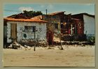 Ein Leben in Armut: Ein Backsteinhaus mit Strandsicht im Armutsviertel Serv Luz im Hafen von Fortalza 