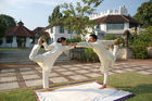 Yoga-Lehrer im Ayurveda-Resort,  Luxus Hotel und Mahardscha-Tempel Kalari Kovilakom