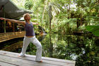 Australia, Queensland: Yoga im Regenwald des Cape Tribulation in der Daintree Forest-Lodge nahe Port Douglas