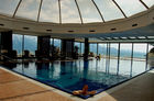 Genfersee; Mont Pélerin; Der grosszügige und mit einer herrlichen Aussicht über den Genfersee gespickte indoor pool im Luxushotel Le Mirador Kempinski 