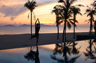 Yoga am Strand des Nam Hai in Hoi An bei Sonnenaufgang vor der privaten Pool Villa 