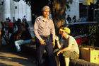  An jeder Ecke in Havanna stehen  mehrere Polizisten, die streng darauf achten, dass die Einheimischen so wenig wie möglich Kontakt mit den Touristen haben. Policemen at every corner in Havanna obeing and  supressing the cuban people
