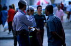 Werkschau Humanität und Nachhaltigkeit von Gerd Michael Müller: An jeder Ecke in Havanna stehen  mehrere Polizisten, die streng darauf achten, dass die Einheimischen so wenig wie möglich Kontakt mit den Touristen haben. Policemen at every corner in Havanna obeing and  supressing the cuban people
