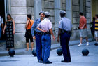 Werkschau Humanität und Nachhaltigkeit von Gerd Michael Müller: An jeder Ecke in Havanna stehen mehrere Polizisten, die streng darauf achten, dass die Einheimischen so wenig wie möglich Kontakt mit den Touristen haben. Policemen at every corner in Havanna obeing and  supressing the cuban people
