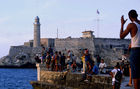 Immer mehr hungernde Kubaner gehen auf Fischfang am Malecon in Havanna. More and more hungry cuban people are becoming fishermen at the Malecon in Havanna