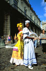 Havanna: Zwei Kubanische Frauen in  traditionellen Kostümen als Touristen-Attraktionen,  two cuban women in traditional costumes as a tourist-attraction in Havanna