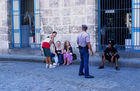 Im sozialistsischen Polizeistaat und Touristenparadies wimmelt es von Polizisten, die gnadenlos gegen Regimegegner vorgehen, die Bevölkerung unterdrücken und Kontakte mit Touristen unterbinden. In Havanna there are policemen everywhere out on the streets to surveille the cuban people all the time and to cut any suspicious contacts with tourists.