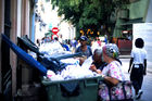 Hungernde Kubaner durchwühlen einen Abfallcontainer auf der Suche nach Nahrung. Hungry cuban people are searching for food in a garbage-container in Havanna