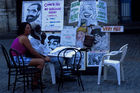 Ein Karikaturist in Havanna wartet auf Kundschaft. Doch die Touristen kommen immer spärlicher