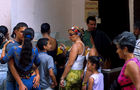 Gedränge vor einem Dollarshop. Masses of people in front of a dollar shop in Havanna