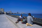 Ein kubanischer Trompeter spielt am Malecon ein Lied von besseren Zeiten. A lonely trumpet-musician is sitting on the wall of the Malecon in Havanna playing a song from better times