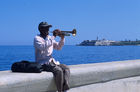 Ein einsamer, melancholischer Trompeter in der sozialistischen Wüste spielt am Malecon ein Lied von besseren Zeiten. A lonely trompet-musican is sitting on the wall of the Malecon in HAvanna and plays a song