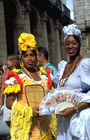 Havanna: Zwei Kubanische Frauen in  traditionellen Kostümen als Touristen-Attraktionen,  two cuban women in traditional costumes as a tourist-attraction in Havanna