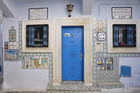 An den weissgetünchten Häuserwänden in der Medina von Hamamet offenbaren die  Preziosen des Keramik-Kunsthandwerks