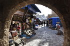 Unter den Torbögen und in den engen Gassen der Medina von Hamamet säumt sich ein Souk nach dem anderen. Die Souvenierverkäufer und Kunsthandwerker warten auf die Rückkehr der Touristen