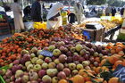 Frisches Obst, Zitrusfrüchte, Gemüse und Gewürze gibt es Tonnenweise auf den Märkten wie hier in Zaghouan zu kaufen.